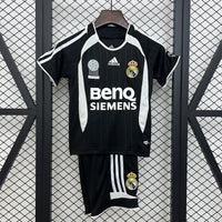 Camiseta y Pantalones Cortos Niños Real Madrid Away Retro 06/07
