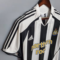 Camiseta Newcastle Retro 2005/2006 - Negra e Blanca